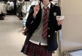 今日吃瓜，永不迷路，新鲜话题每日更新就像煮好的火锅，随时上桌！