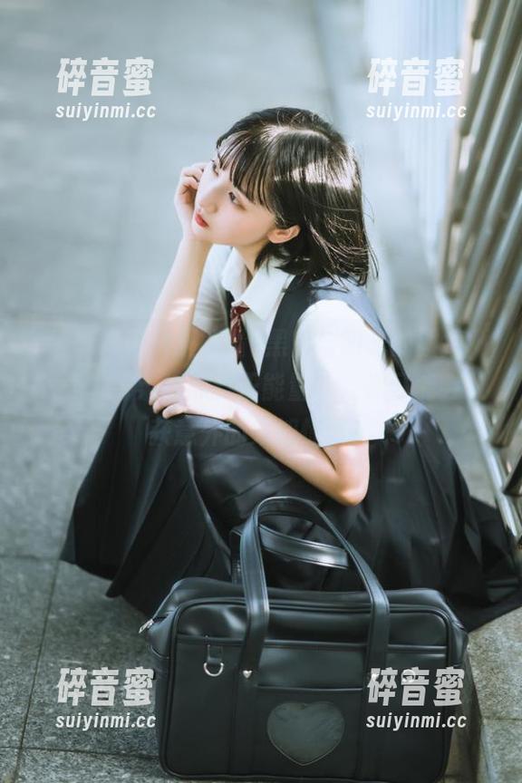 黑暗与阳光的碰撞，下载“好莱坞黑料正能量”，你可能会收获意外的未知惊喜！